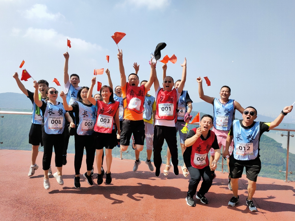 9月22日,股份公司开展“登高望远贺双节 沐浴党恩庆百年”爬山角逐运动、