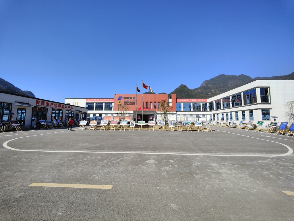 2022��11��14��������������ʱ��·����ʷ����Ӱչ�״��߽����蹤�ء������ƿ���˾��֯���᳹��ʵ���Ķ�ʮ���� Ŭ���������ƿ������¾��桪�����ƿ�������ʱ��ӰѲչ���� (1)